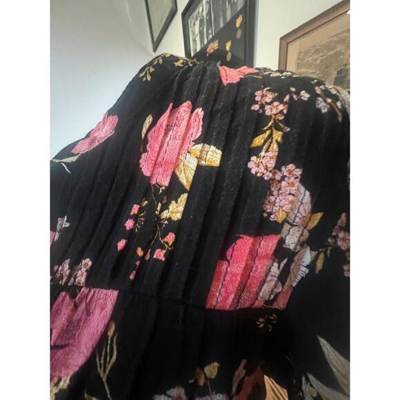 KNOX ROSE SHORT SLEEVE BUTTON UP BLACK WITH ROSE PATTERN WOMENS MEDIUM - Picture 3 of 8